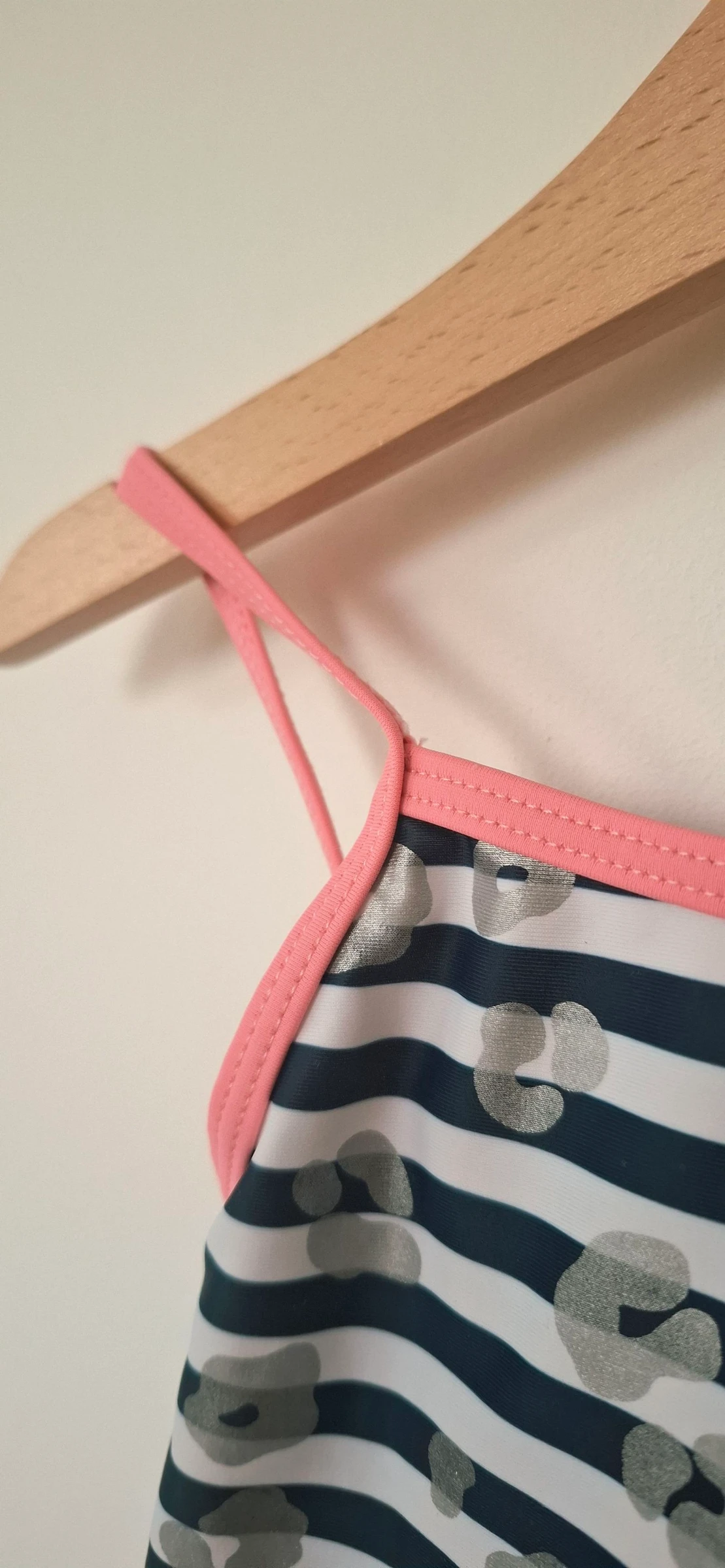 🩵 Maillot de banho 1 peça HEMA – estampa marinha e leopardo prateado com toques de rosa – 110/116 cm – estado como novo ✨ – photo 4